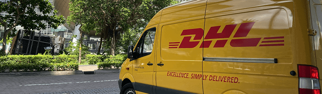 furgone giallo per le spedizioni di dhl